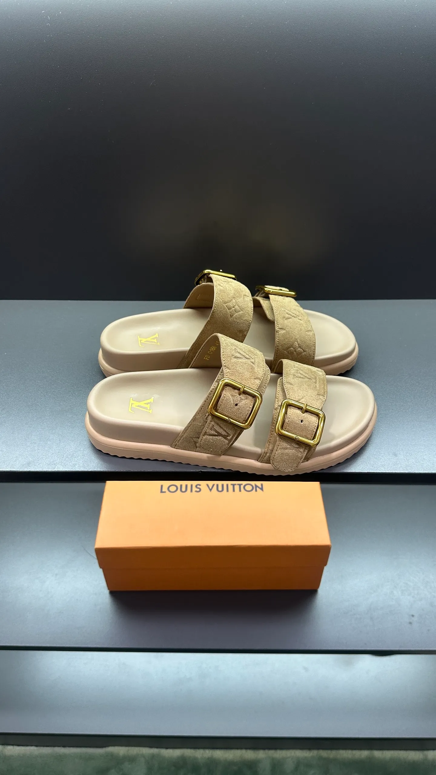 P320 🔍Top purchasing agent LV men's spring and summer slippers counter synchronized. The uppers are made of cowhide fabric imported from Italy, with logo graphics and high-quality craftsmanship. The soles are: original soles specially provided by the original factory. Exclusive molded soles are super comfortable. Original factory follow-up orders. 🔍🔍High quality. You can enter and exit the counter at will. Welcome to compare. Size 38-45